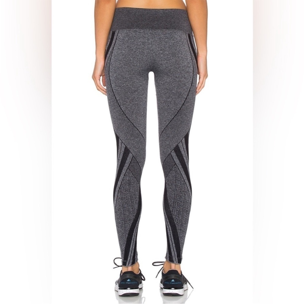 Pure Barre textured legging with angled lines M - Picture 2 of 7
